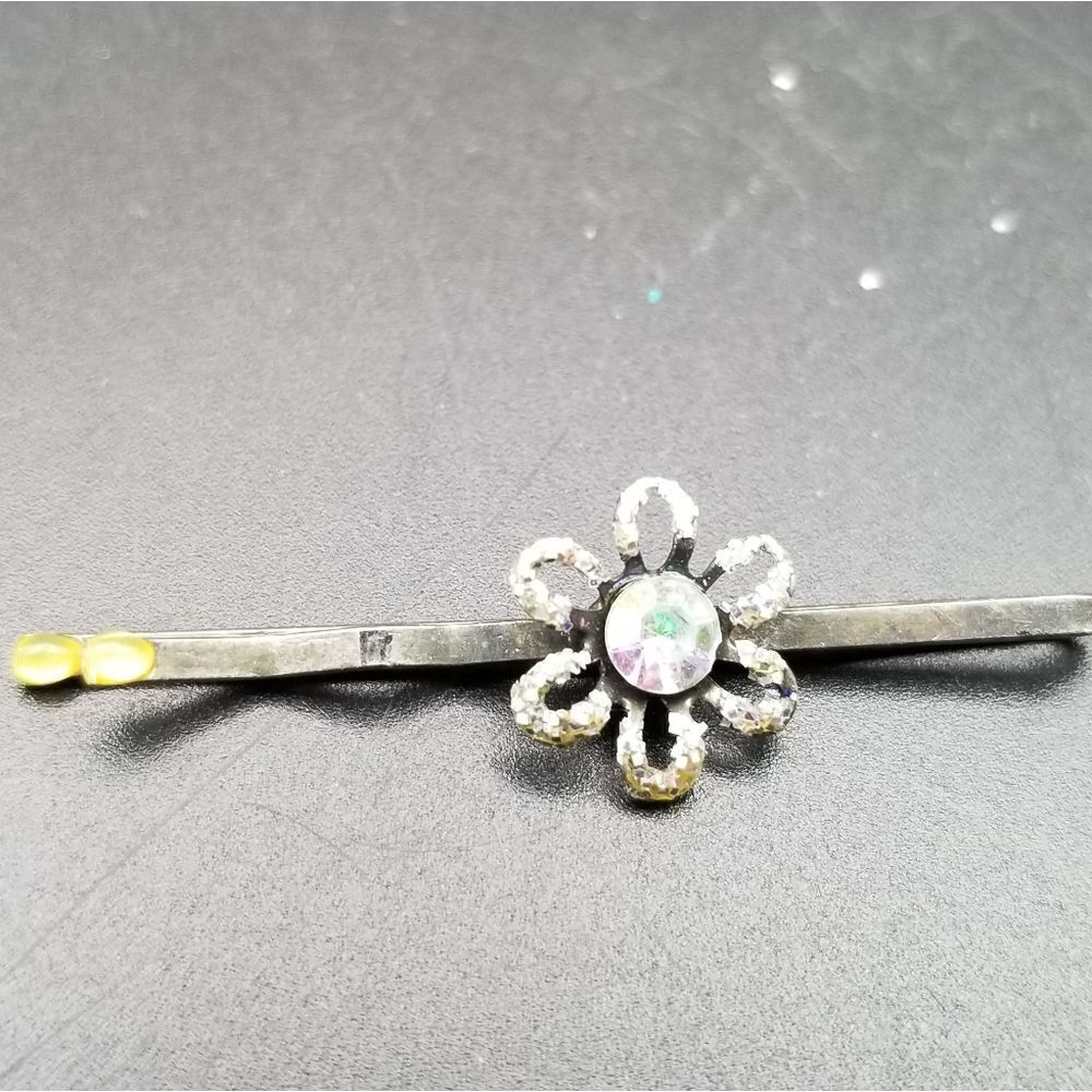 Regency flower crystal hair accessory pin. Misc.